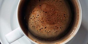 طرز تهیه قهوه کف دار؛ چگونه قهوه کف‌دار درست کنیم؟