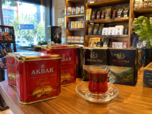 نمایندگی معتبر چای اکبر در مشهد (وکیل‌آباد)؛ طعم اصیل چای مجلسی سیلان